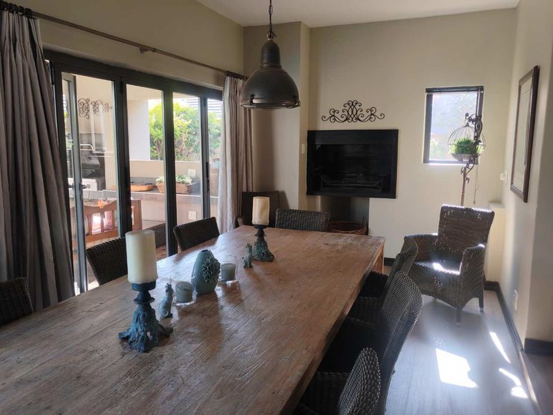 EXCLUSIVE MANDATE - BEAUTIFUL FAMILY HOME- IDEAL FOR THE ENTERTAINER - Photo 7