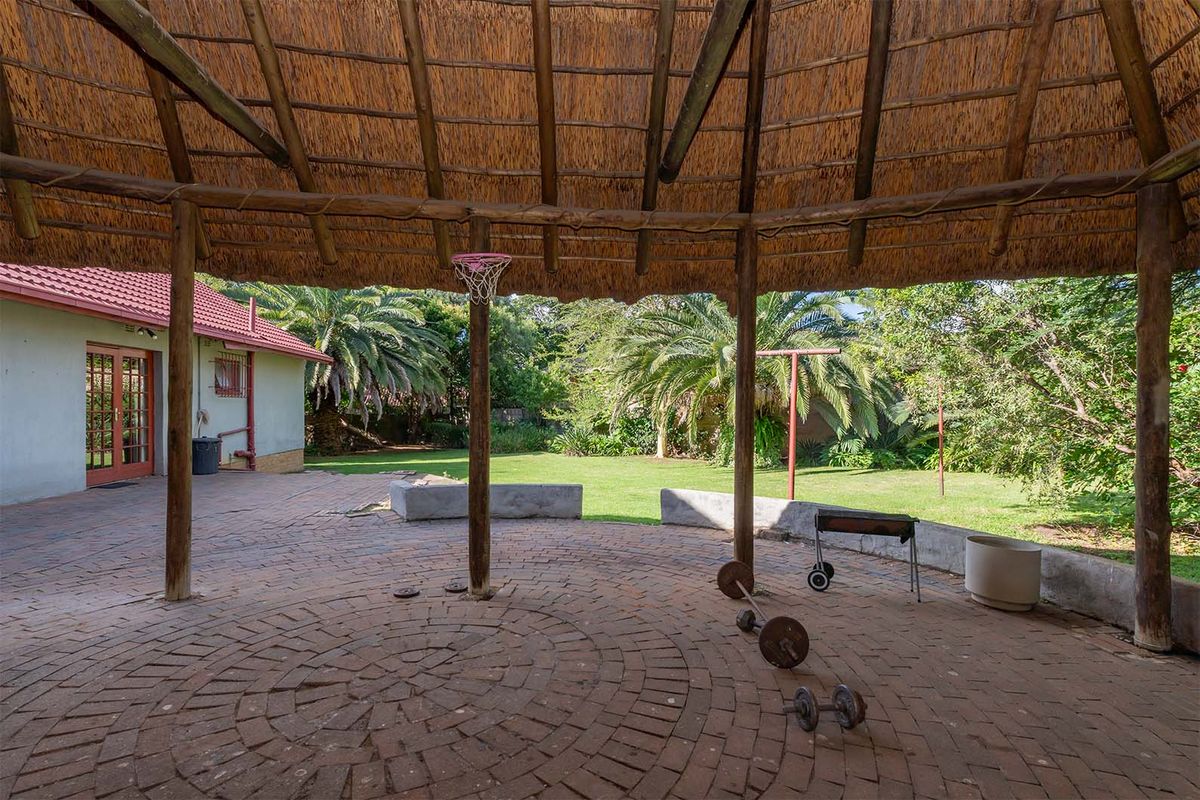 Spacious 3 Bedroom Family Home with Flatlet on a 1000sqm Stand - Photo 5