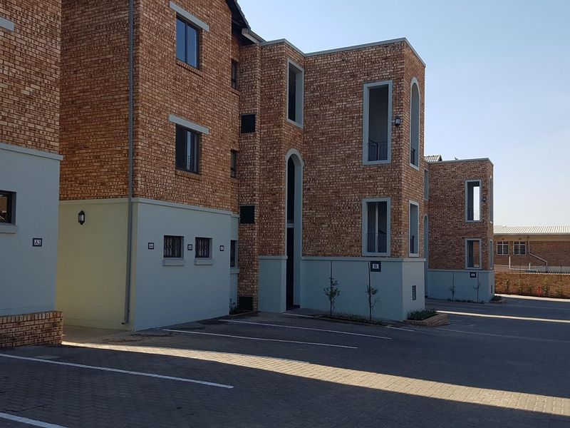 Modern Upstairs Unit - Available 1 November 2024 - Photo 8