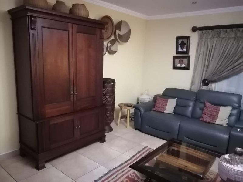 7 Bedroom House In Clayville Ext 8 - Photo 5