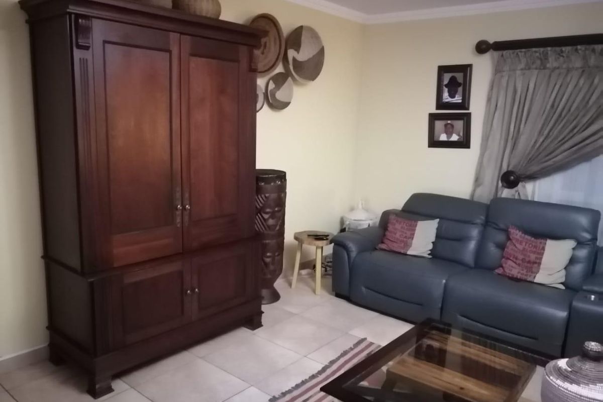 7 Bedroom House In Clayville Ext 8 - Photo 5