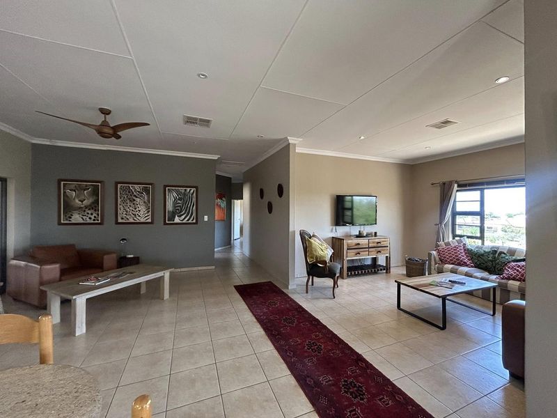 A well-maintained 4-bedroom home, surrounded by nature, offering comfortable estate living just outside the city. - Photo 2