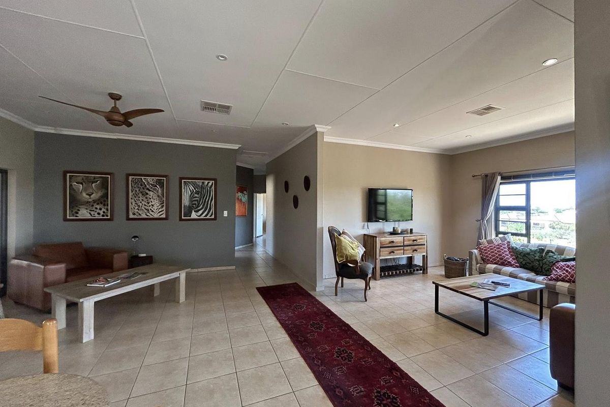 A well-maintained 4-bedroom home, surrounded by nature, offering comfortable estate living just outside the city. - Photo 2