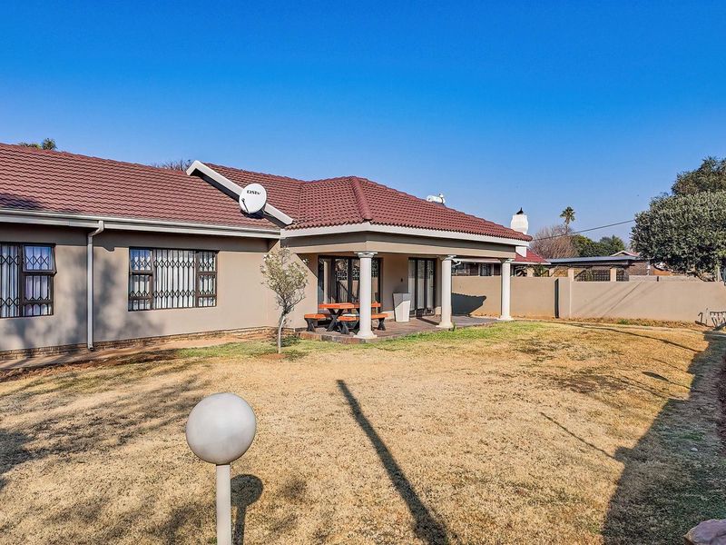 Spacious 3-Bed Home with Pool & Self-Contained Flat! - Photo 3