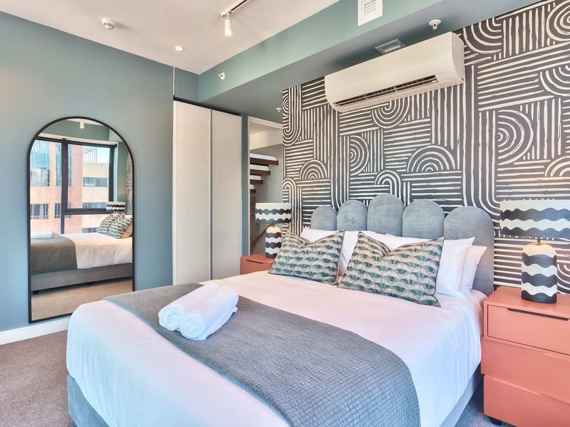 Spectacular 3-Storey Penthouse, Pool & Views! - Photo 6