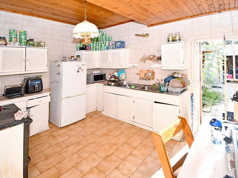 Spacious Home with Cottage, Laundry and Lush Greenery - Photo 9