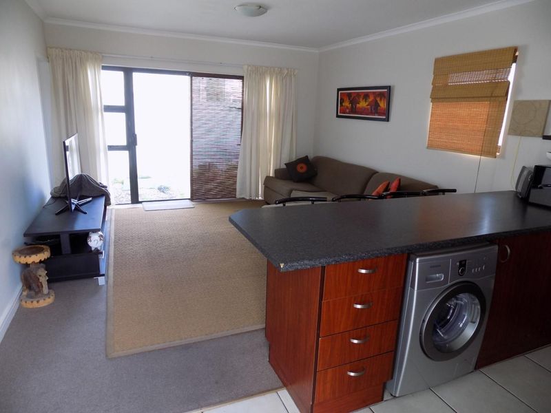 Lovely free-standing 3 bed home in Fishermans Village - Photo 6