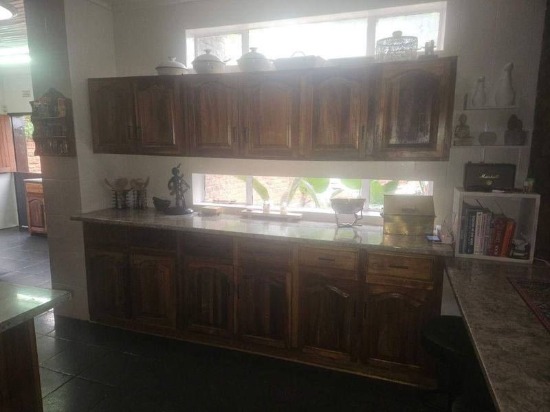 Spacious family home plus flat - Photo 10