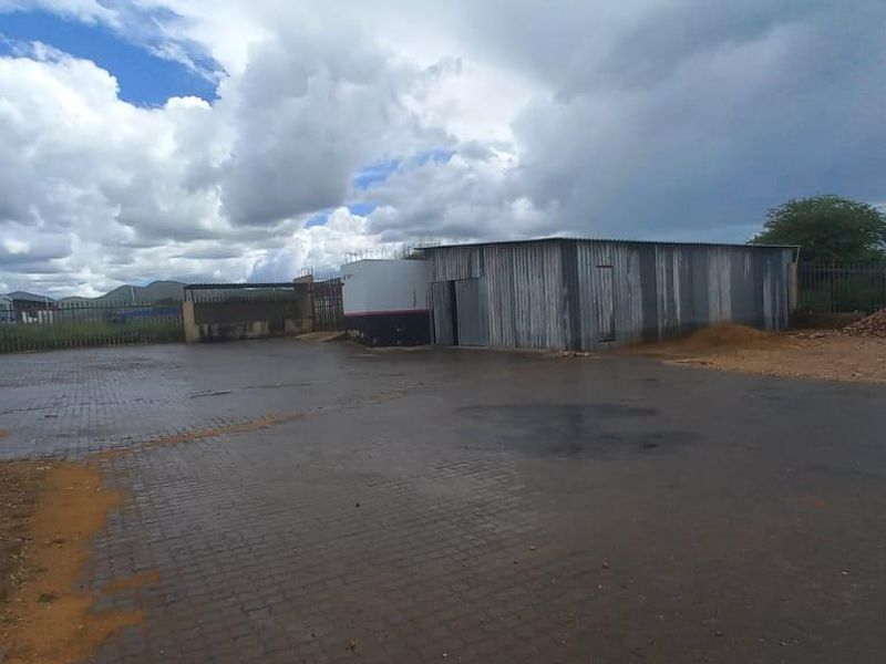 Unlock Business Potential: Expansive Property with Warehouses & Offices - Photo 4