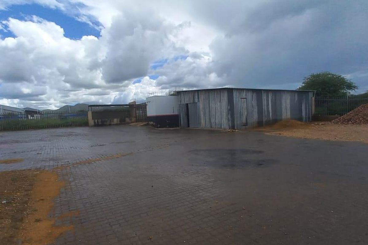 Unlock Business Potential: Expansive Property with Warehouses & Offices - Photo 4