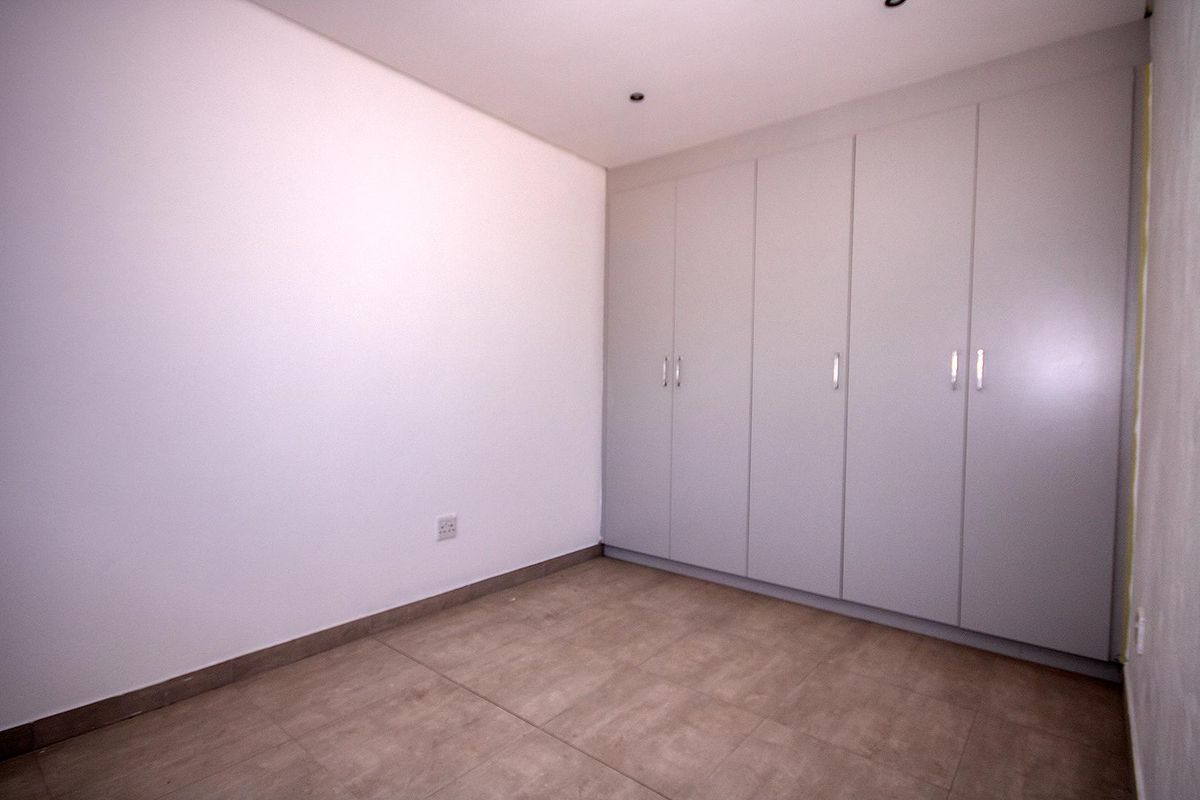 Upmarket two bedroom unit on the second floor - Photo 4