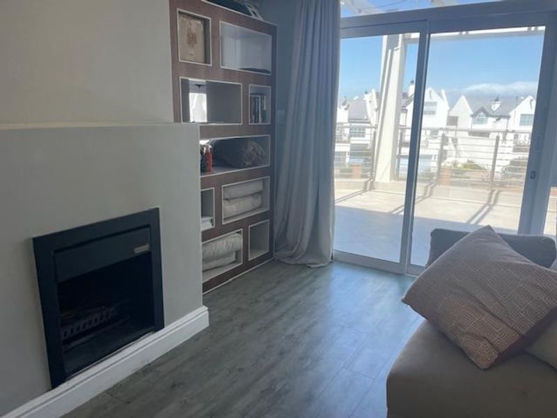 Unfurnished 1 bedroom apartment with large verandah overlooking the Ocean - Photo 2