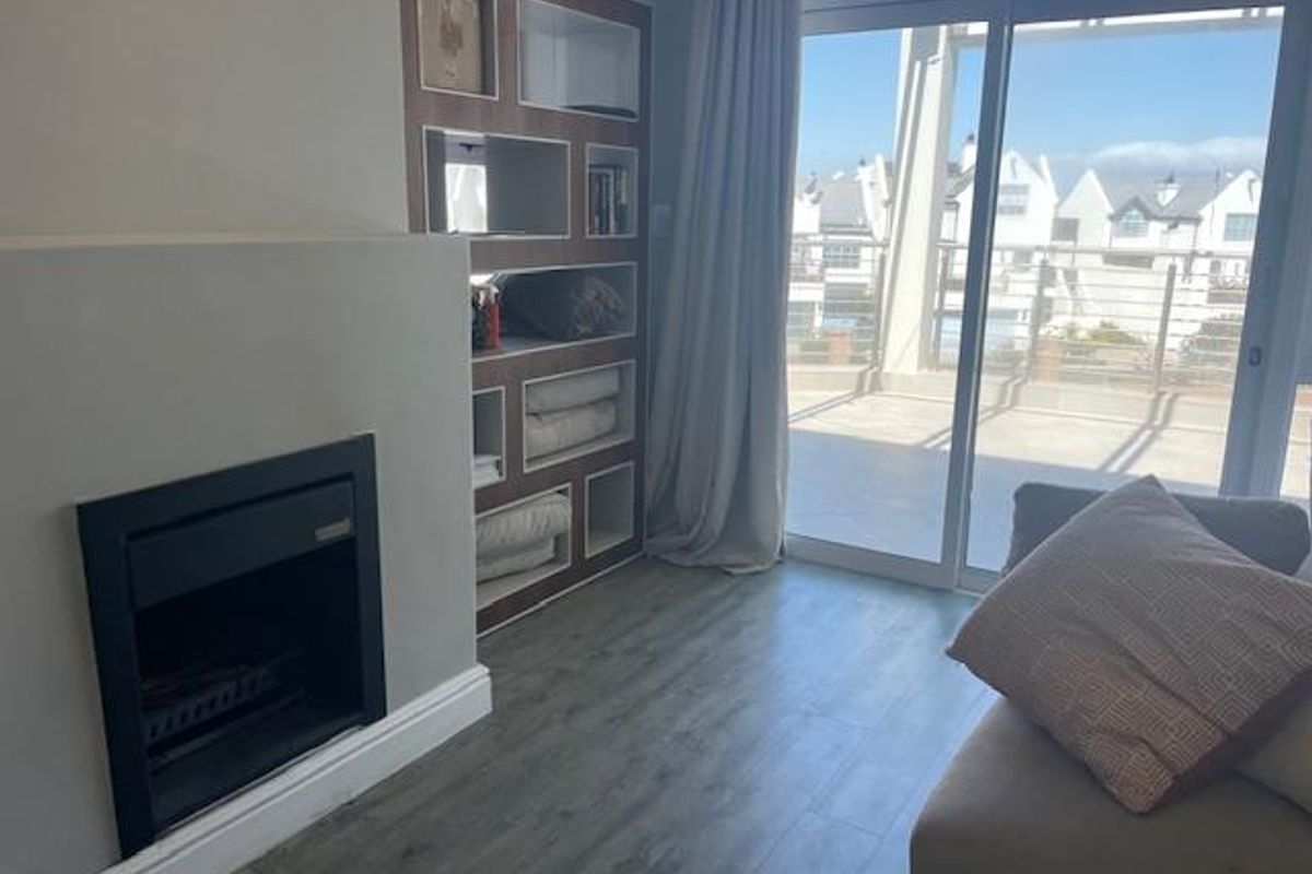 UNFURNISHED 1 bedroom apartment with large verandah overlooking the Ocean - Photo 2