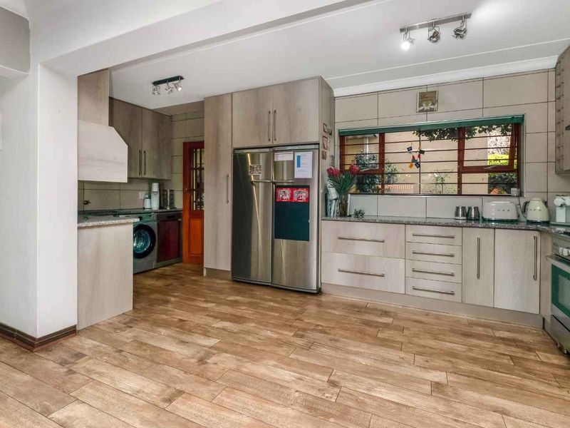 STYLISH AND CLASSY DUPLEX UNIT, IN A QUIET POSITION OFFERING PLENTY OF SPACE. - Photo 7