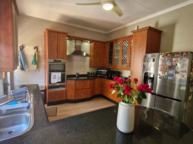 IMPECCABLE FAMILY HOME - Photo 6