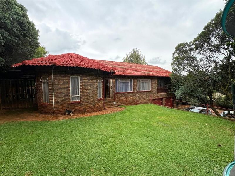 House For Sale in Mulbarton, Johannesburg - Photo 2