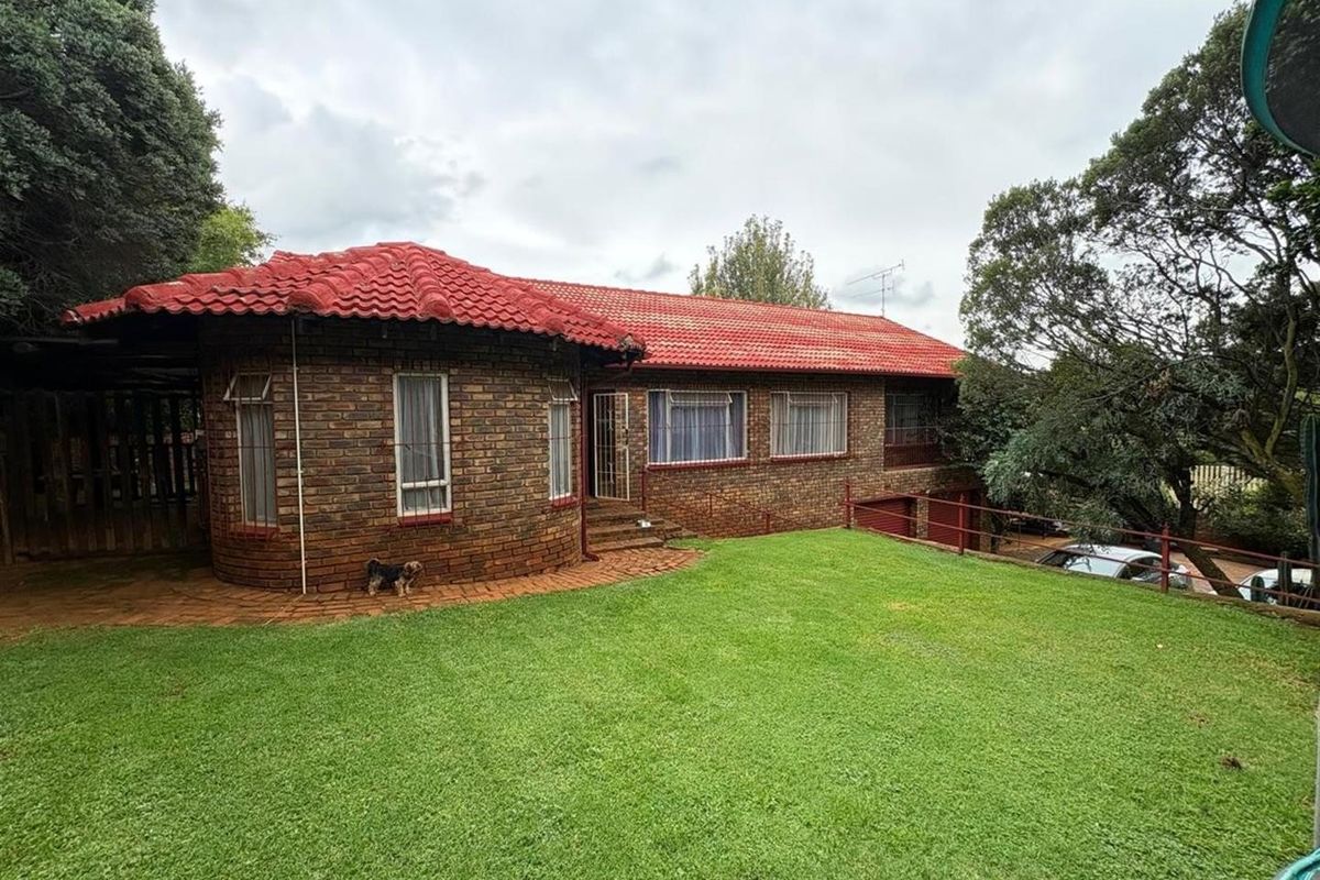 House For Sale in Mulbarton, Johannesburg - Photo 2