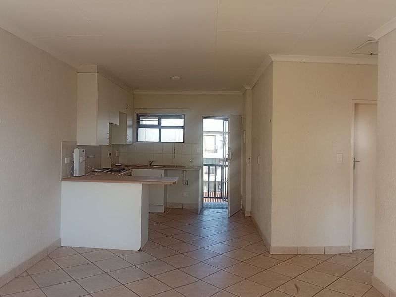 A SPACIOUS APARTMENT - Photo 2