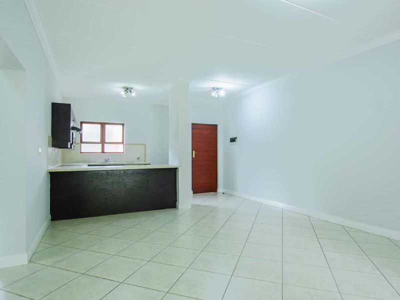 Modern Newly Renovated Ground-Floor Apartment in Tranquil Crowthorne Village with Country Living Charm - Photo 6