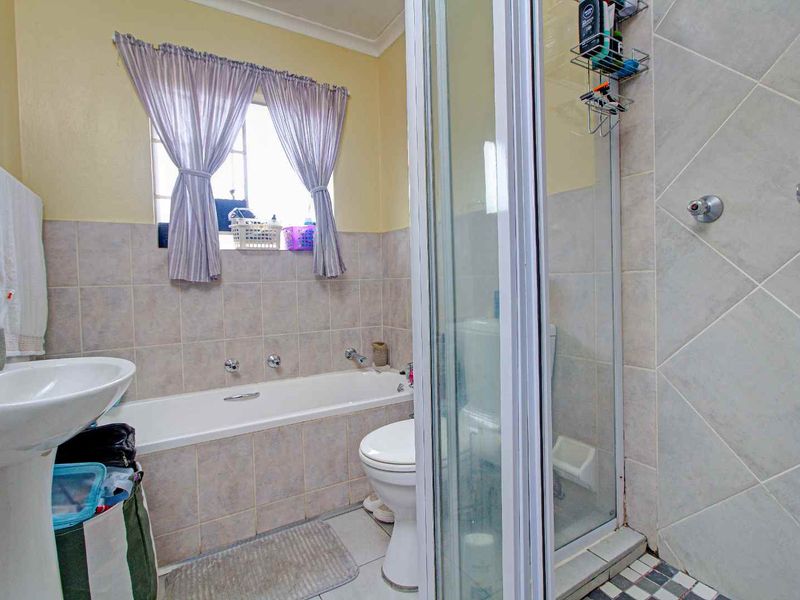 Perfect Lock-Up and Go Townhouse with Private Garden - Photo 7