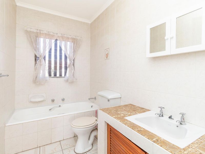 SPACIOUS 3-BEDROOM TOWNHOUSE IN A SECURE COMPLEX. - Photo 8