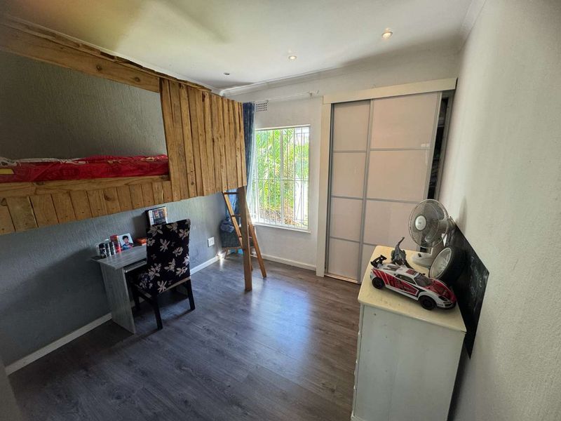 Large Modern Family Home - Photo 8