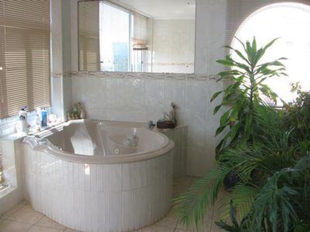 main bedroom en-suit bathroom 
