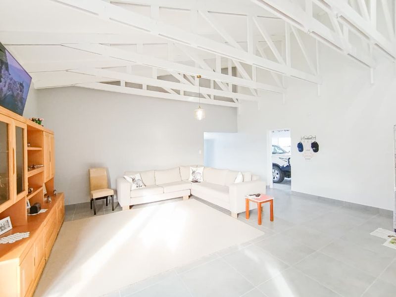 Stunning Freestanding Home - Photo 9