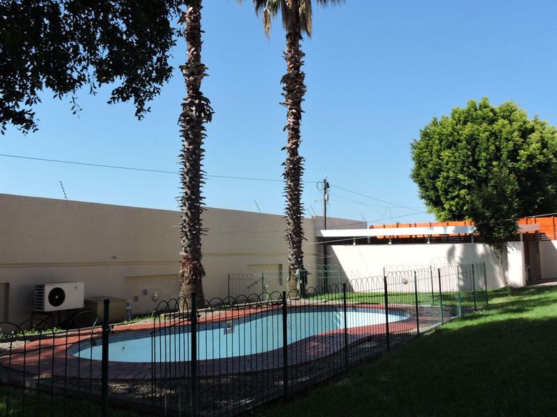 Cosy Fully Furnished 3 Bedroom Home in a Secure Estate - Photo 3