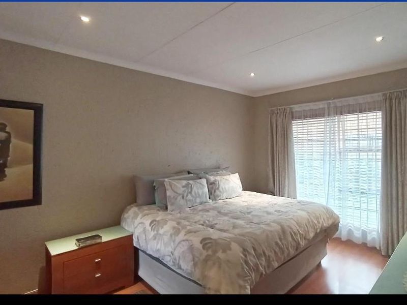 Charming Cluster Home - Photo 10