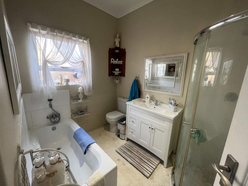 Versatile 5-Bedroom Family Home with Excellent Dual-Living Potential - Photo 2