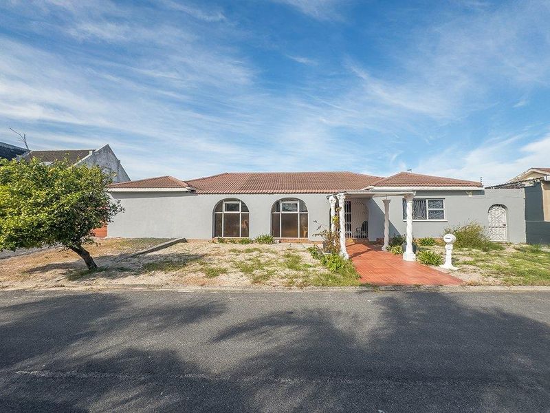 Spacious Family Home with a Separate Flatlet - Photo 3