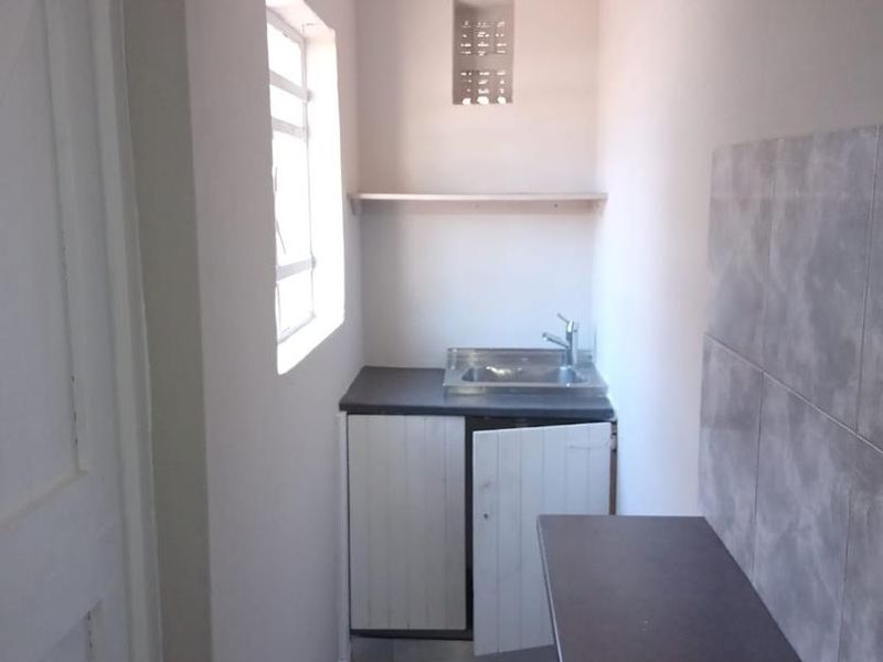 Newly Renovated Bachelor Flat! Prime Location! Walking distance to Beach! - Photo 5