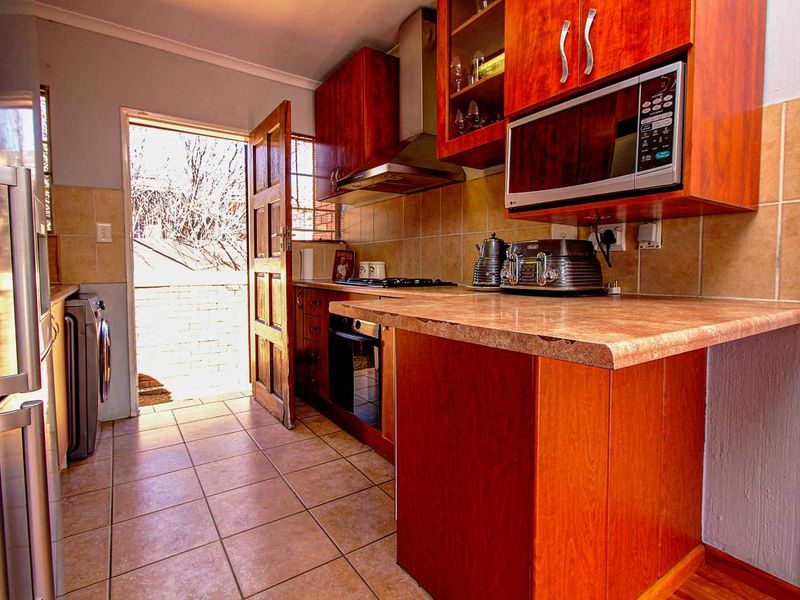 Spacious & Inviting: Your Perfect Townhouse Awaits! - Photo 5