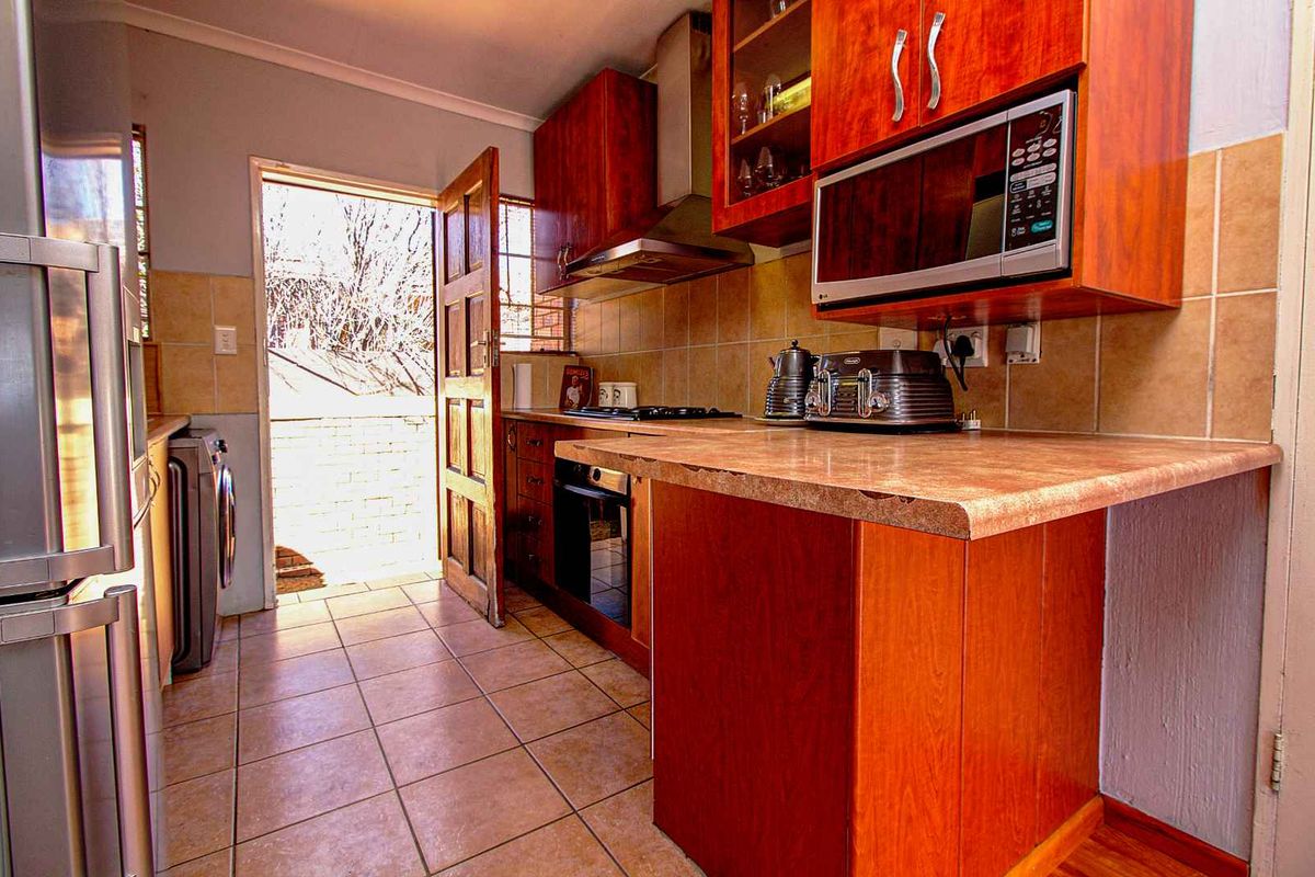 Spacious & Inviting: Your Perfect Townhouse Awaits! - Photo 5