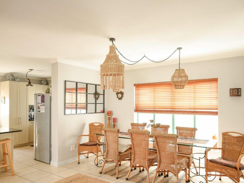 Exquisite and charming home with a beautiful garden in the always popular Kingshaven Estate - Photo 8