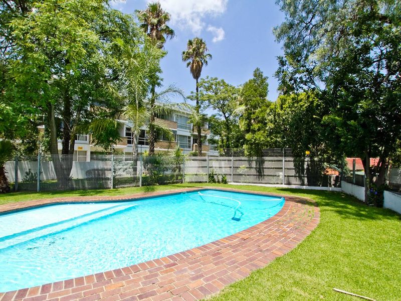 EXEPTIONAL 3 BED APARTMENT AT A REAL BARGAIN  SELLING PRICE - Photo 3