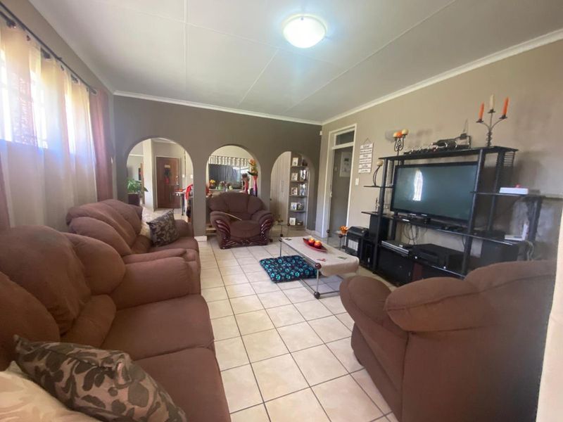 Pet Friendly Simplex for Sale - Photo 5