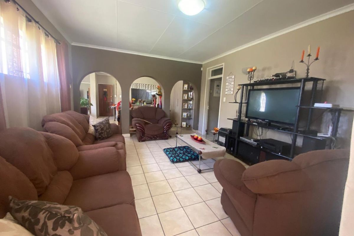 Pet Friendly Simplex for Sale - Photo 5