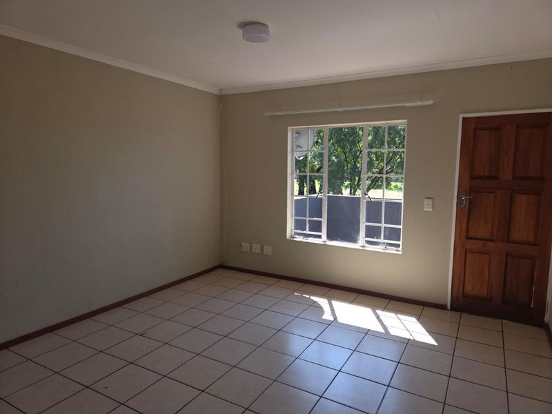 24 hour security complex, 2 bedroom spacious unit in Comet on first floor - Photo 6