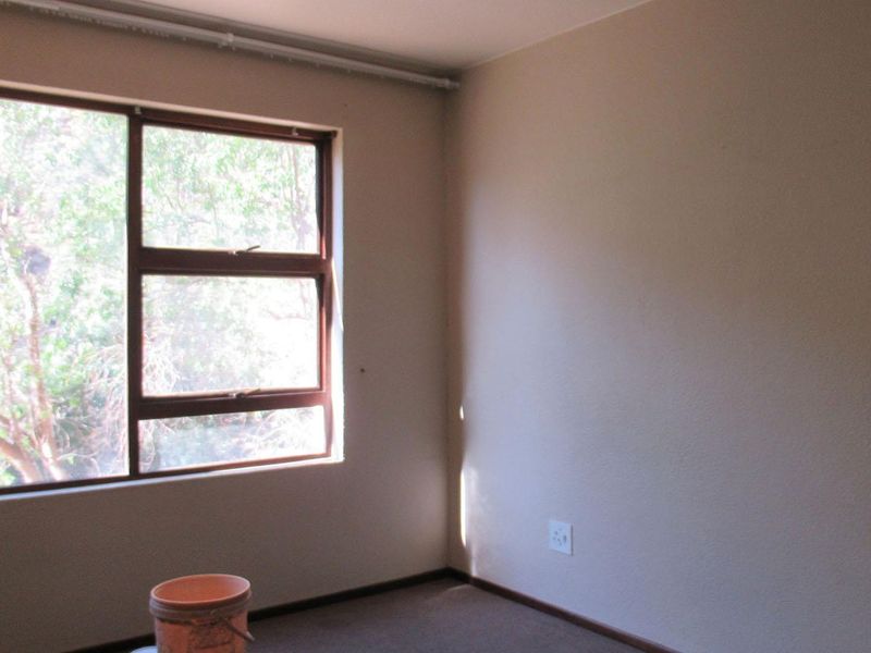 Charming 2‐Bedroom Sectional Title Unit in Vibrant Johannesburg South - Photo 8