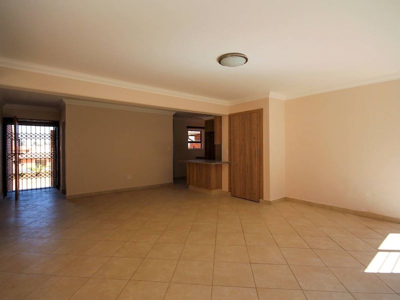 Spacious 3 Bedroom Duplex with Double Lockup Garage - Photo 2