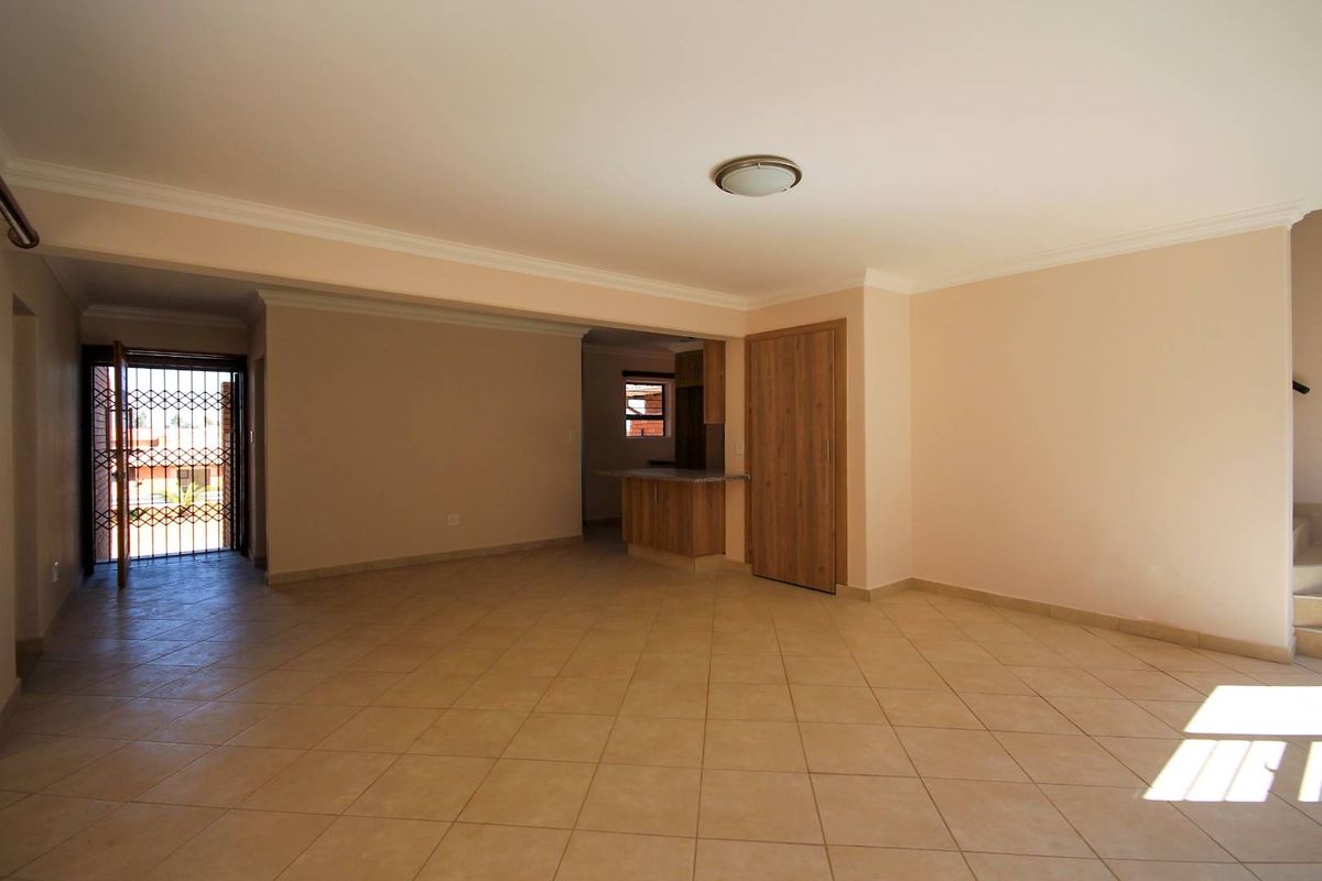 Very spacious Master & En-Suite with Neutral Décor! - Photo 3