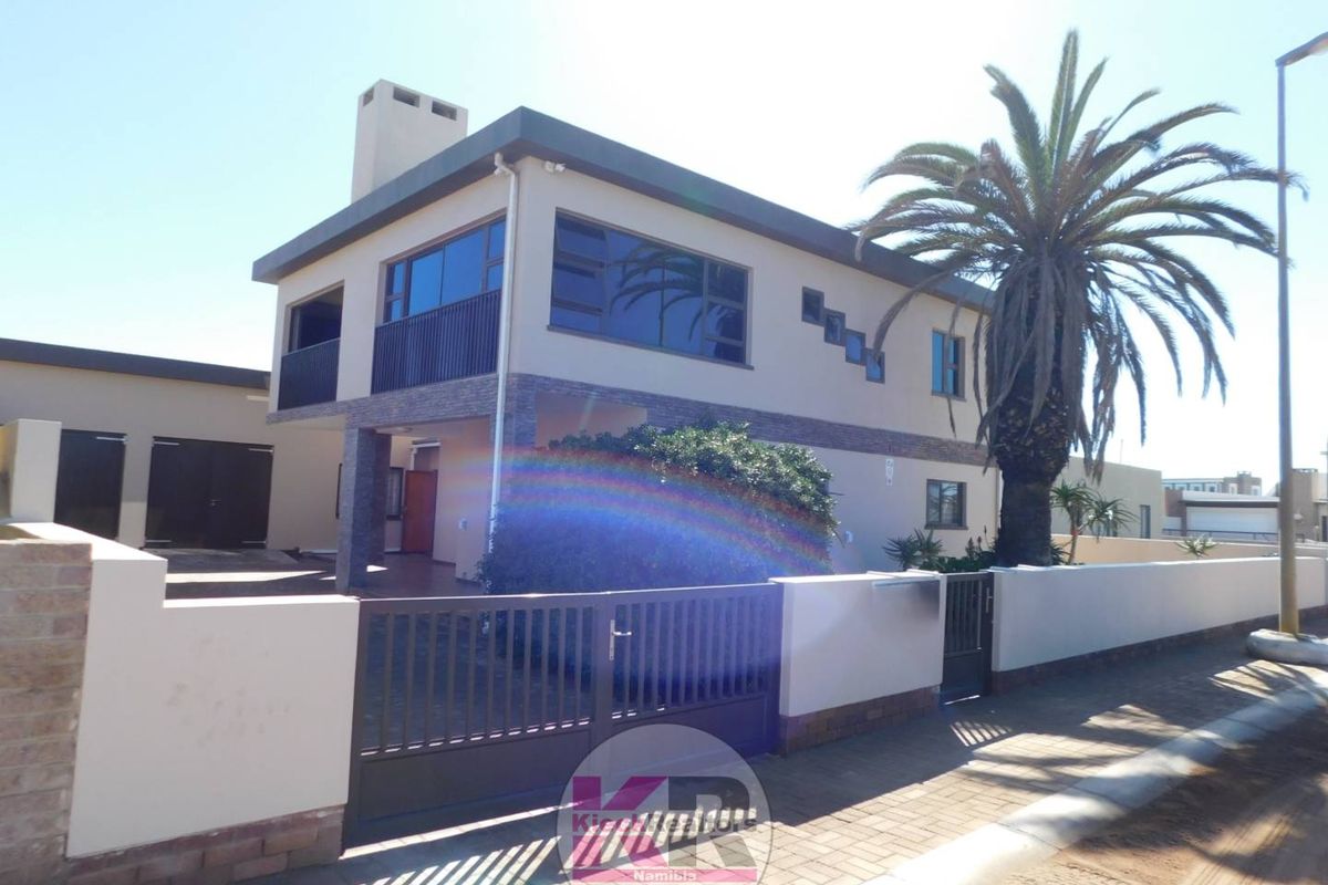 Double-Storey Home in Henties Bay + Flat - Photo 2