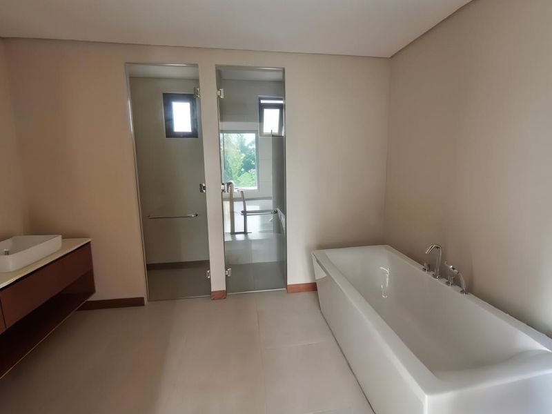 Elevate Your Lifestyle - Discover the First-Floor Penthouse at Le Savoy Residence - Photo 8