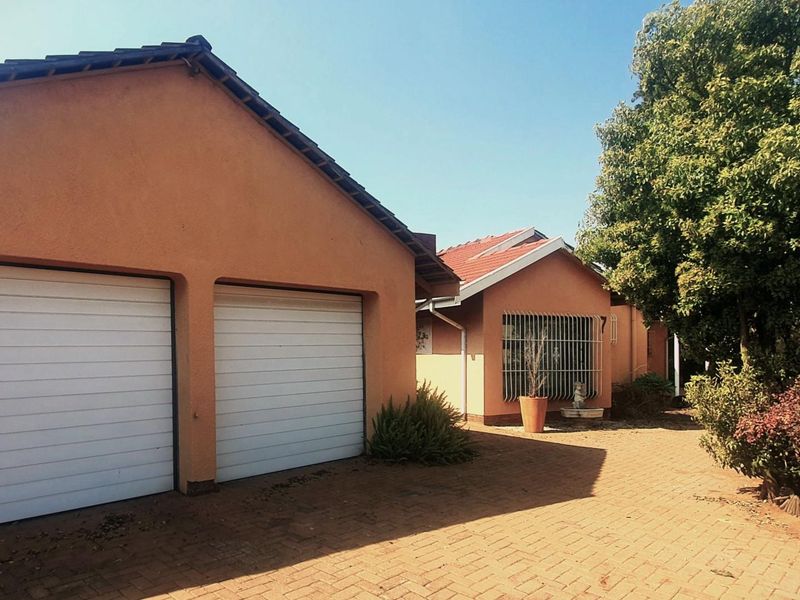 Lovely 5 bedroom family home with a study and entertainment area - Photo 4