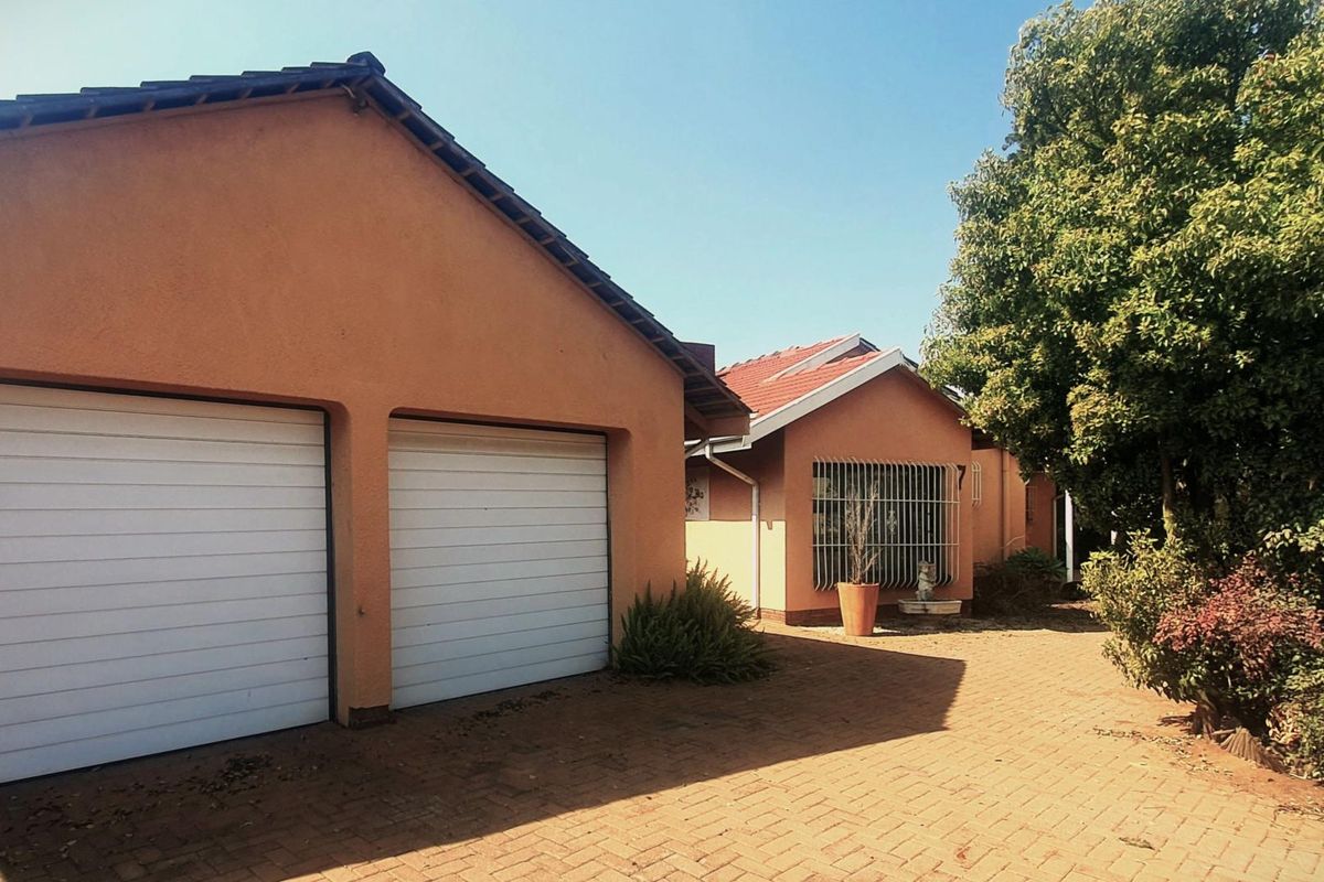 Lovely 5 bedroom family home with a study and entertainment area - Photo 4