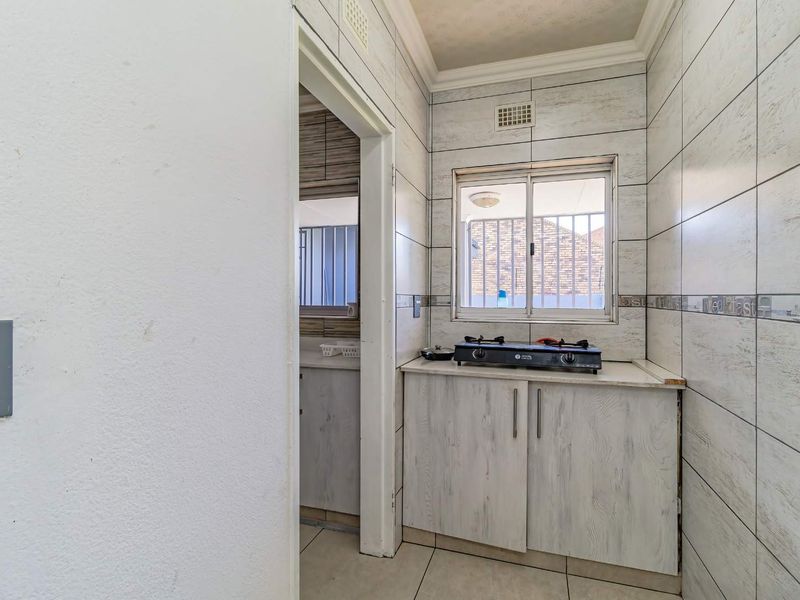 Gorgeous 5 Bedroom home - Photo 5