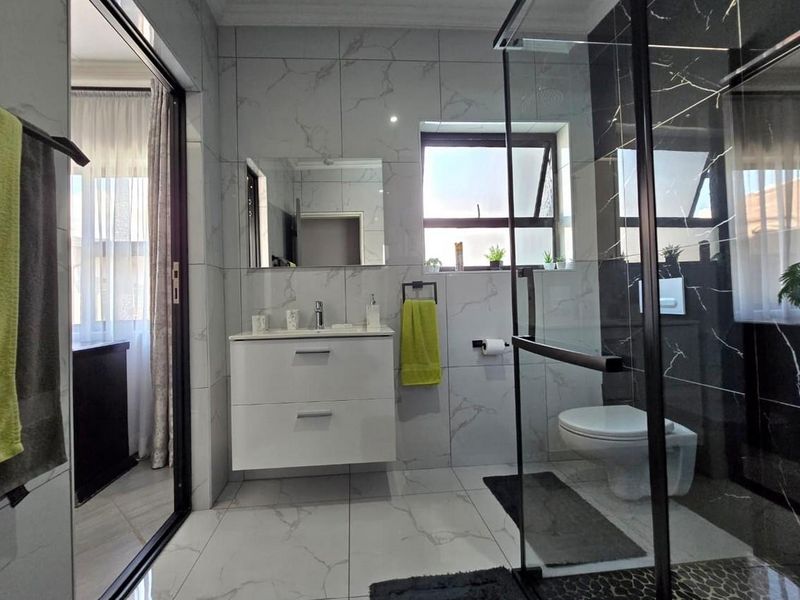 Explore Sophistication: 5-Bedroom Entertainment Escape! - Photo 9