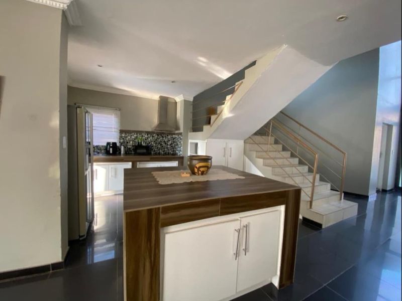 luxurious 6 bedrooms home for sale in Theresapark - Photo 6